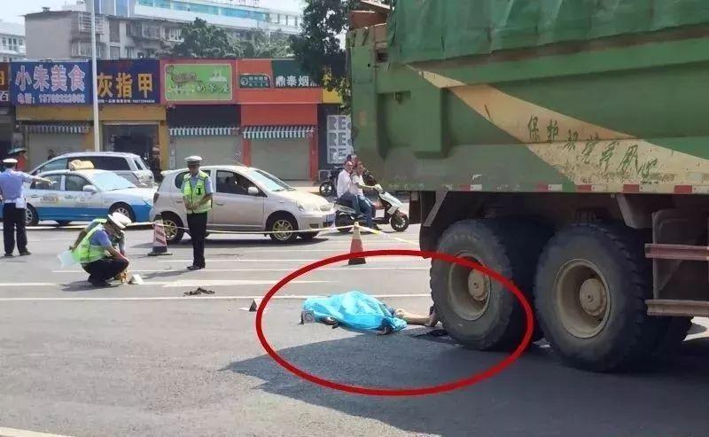 柳州市区发生一起车祸, 一辆泥头车撞上电动车, 男车手当场死亡