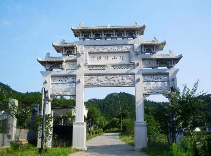 旅游 正文  浮山因三面环水形成山浮水面水浮山的 独特奇观而得名.