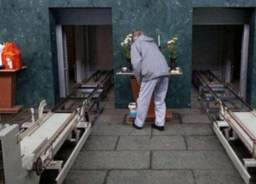 拿起一把枪走进火化间,通过近距离观察,法医发现毕丽梅没有什么不对劲