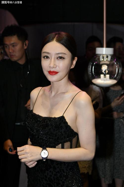 秦岚真是优雅到极致了,穿黑色吊带连衣裙妩媚动人