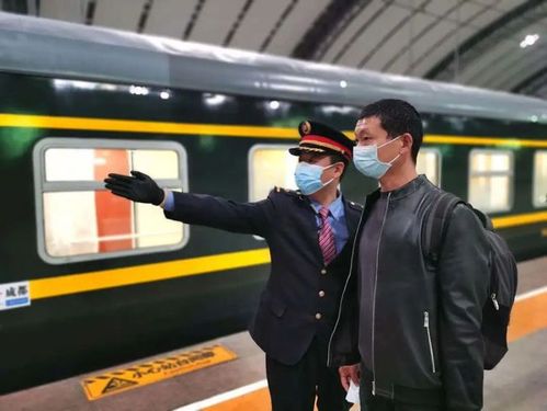 4月8日22时,z49次列车正点到达汉口站,乘务员迎接本次列车武汉解封