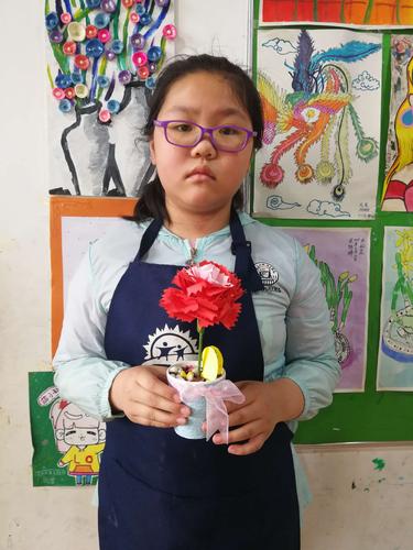 艺术创想班感恩母亲节手工作品《康乃馨小盆栽》