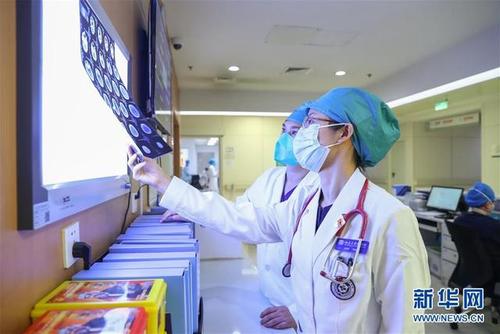 付雪莹在北京大学国际医院急诊科查看病历(4月28日摄).