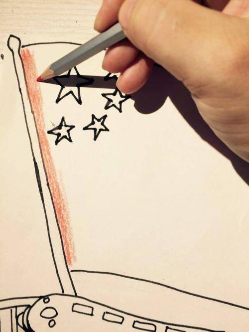 和孩子一起画五星红旗感受国庆氛围