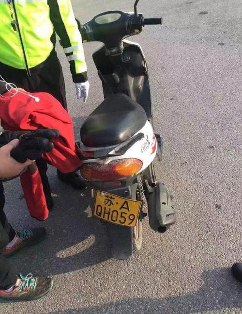 市民为方便摩托车加油 网购50元假牌照被查