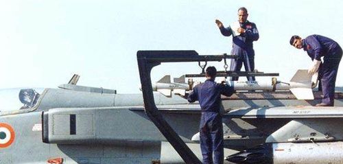 印度空军正在往"美洲虎"攻击机的翼上挂架挂载法制"魔术"2空空导弹