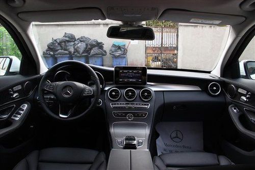 北京奔驰全新c200标准轴距车型的无伪装谍照,其中内饰谍照为首次曝光