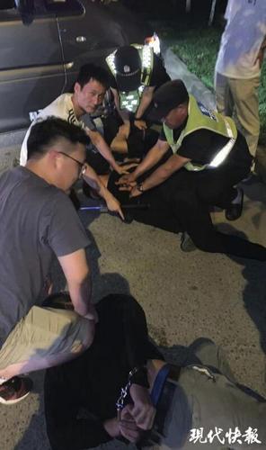 警察抓贼狂追一公里,小偷跑到吐