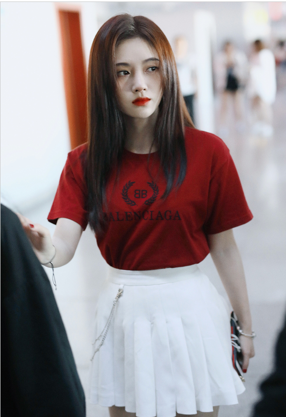 原创鞠婧祎穿红色t恤搭配白色小短裙现身浑身散发着少女的气息