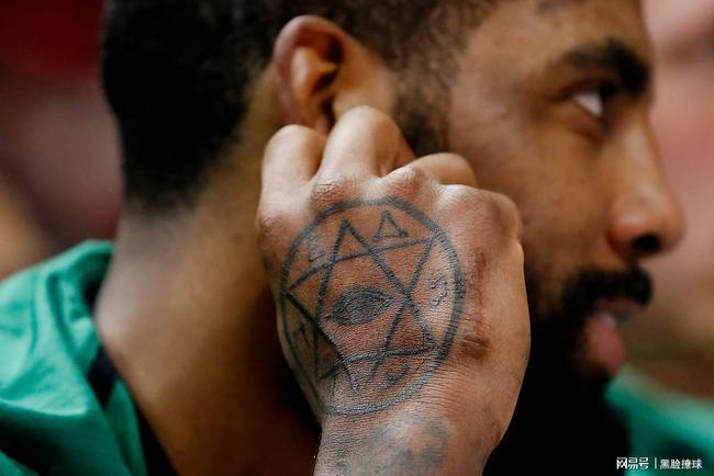 杰森·塔图姆的身上有很多纹身,但当他和波士顿凯尔特人队的其他队友