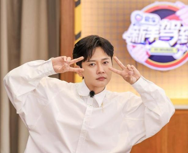 孟鹤堂无论是从颜值,说相声的功底,个人的魅力,唱歌跳舞弹吉他说