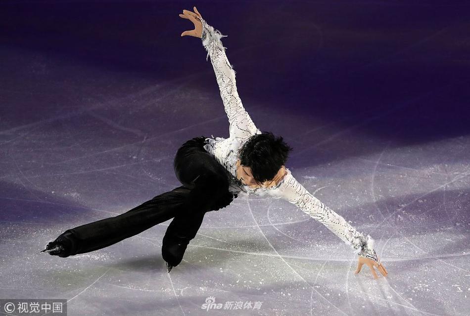 花滑表演赛羽生结弦闪亮登场