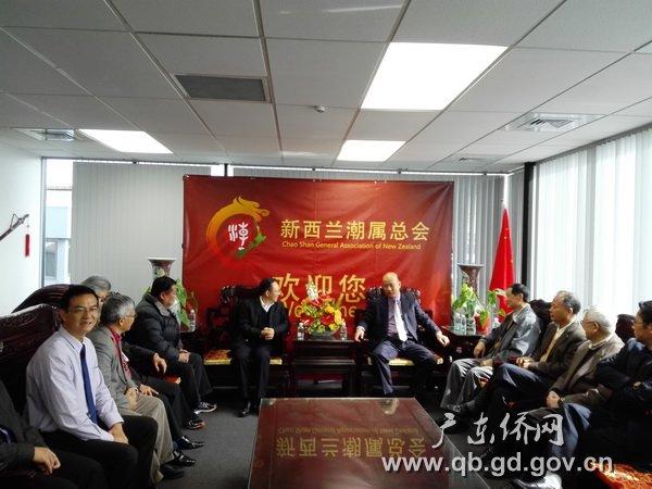 郑建民副主任(左)率团拜访新西兰潮属总会,与张乙坤会(右)长亲切交谈