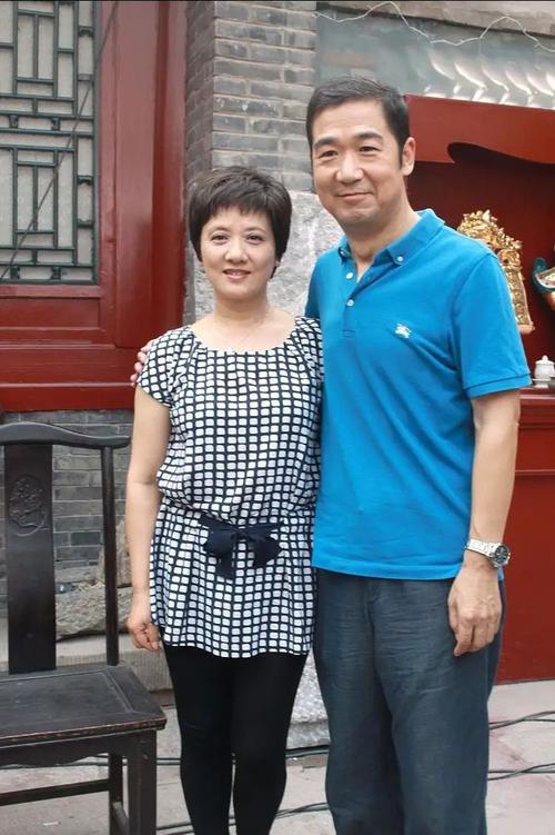 63岁邓婕也老了穿宽松外套配白裙贴头发型好个性