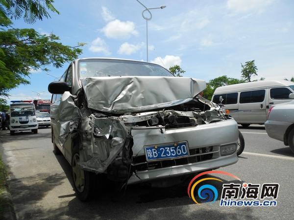 三亚商务车与货车相撞凤凰路堵车长达2公里