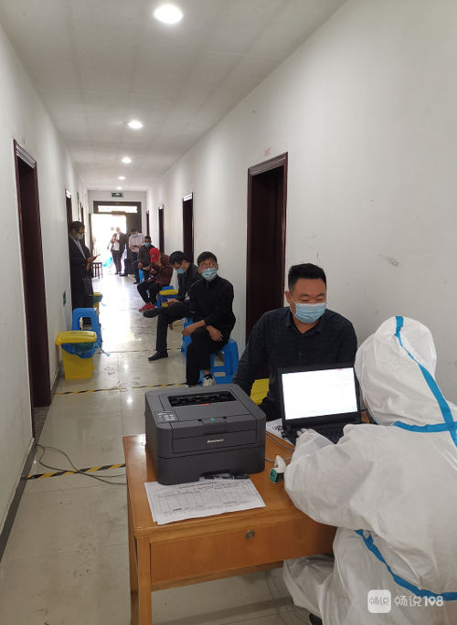 不少市民正在排队登记,等待接受核酸检测