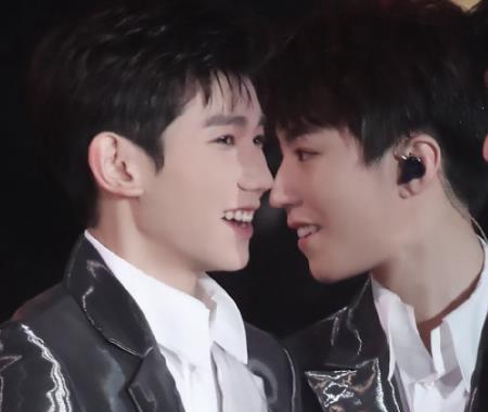 王源接王俊凯回家,车内坐姿略有cp感,发现被拍一脸羞涩打招呼