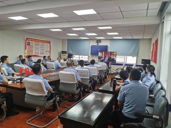 府南派出所组织备勤警力在派出所会议室观看大会直播
