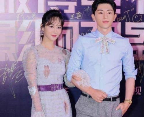 杨紫邓伦久违同框,同台领奖感情依旧,粉丝们却不乐意了