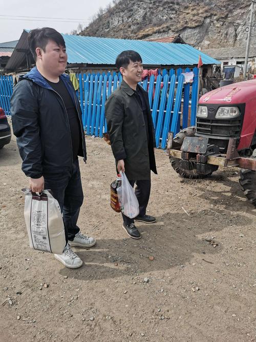 延边州食品药品检验所帮扶责任人来到汪清县鸡冠乡鸡冠村对贫困户进行