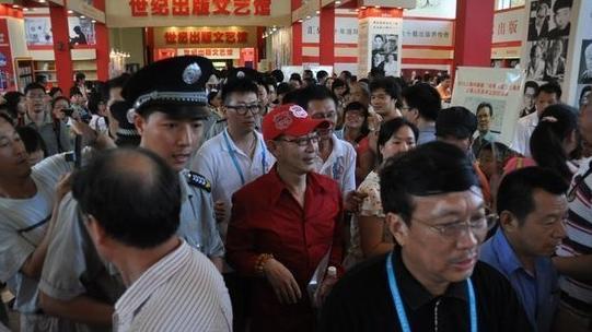 六小龄童现身书展出席活动被围堵
