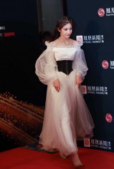 简介:钟丽丽仙气琉璃长裙优雅写真图片,分享一组钟丽丽图片给大家,图