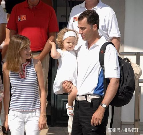 2岁莱昂诺尔小公主天生小卷毛,头戴鸭舌帽,和奶奶趴船上好可爱