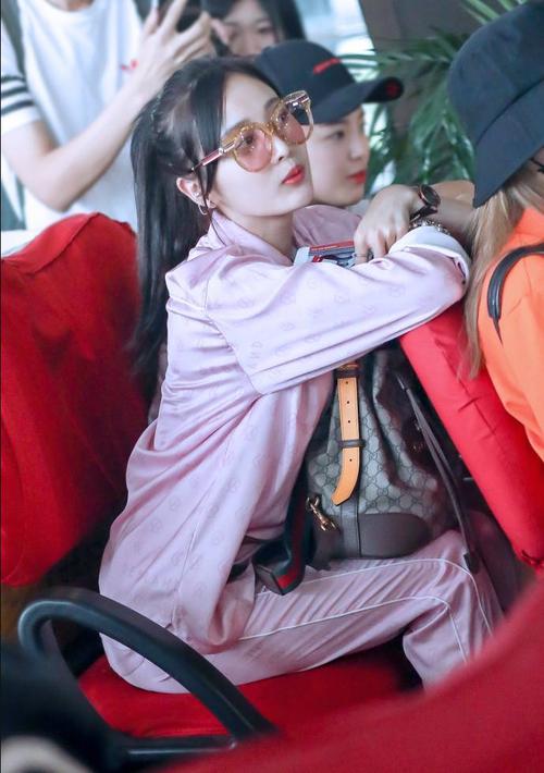 吴宣仪扎着马尾辫戴着墨镜身穿粉色套装现身机场 睡衣
