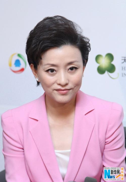 杨澜粉嫩西装亮相天下女人论坛 关注情绪健康