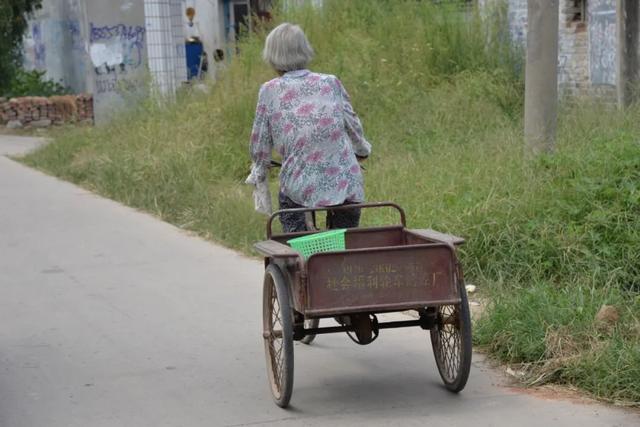 乡下母亲的三轮车