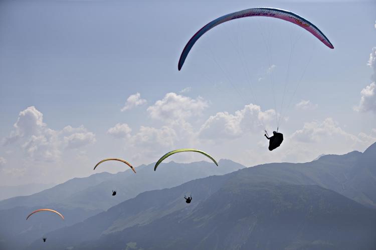 8月5日,参赛选手驾驶滑翔伞在天空飞翔.