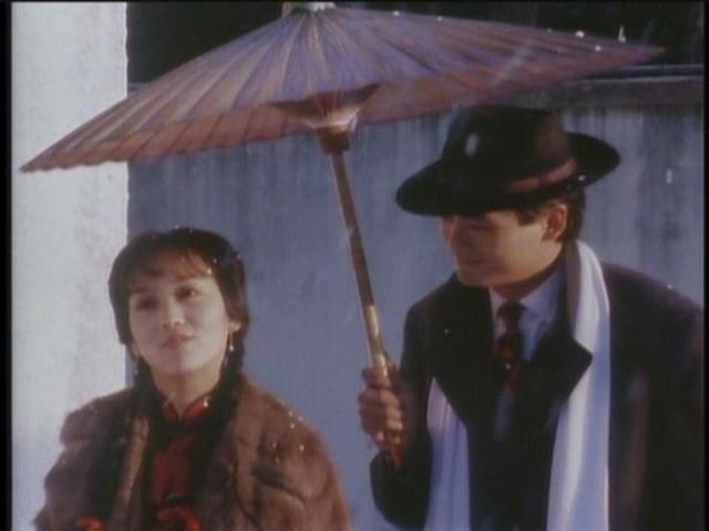 原来网友对比过《上海滩》两个版本中,发哥的许文强打伞和黄晓明的