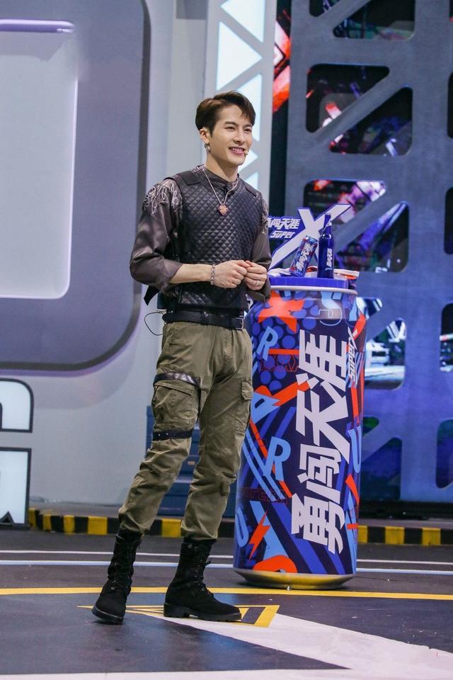 王嘉尔的很多造型,就是这样一种风格多变的搭配方式