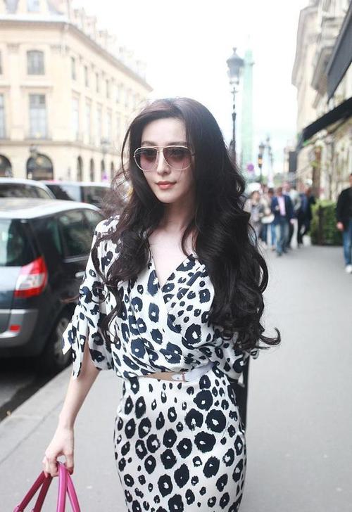 范冰冰越来越有气质了穿印花裙看着太精致年近40还像个小姑娘