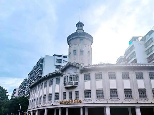 当年风靡潮汕地区的虎标万金油,就在汕头市金平区的胡文虎大楼里生产.