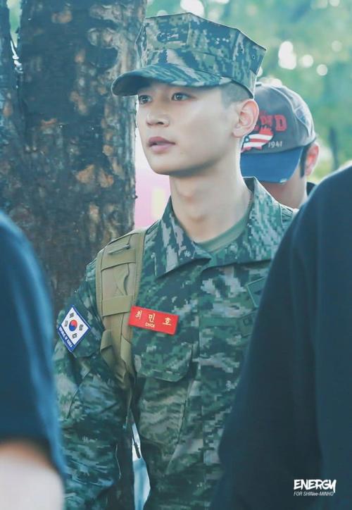 崔珉豪"当兵照片"掀热议,军装超帅气根本像拍电影啊