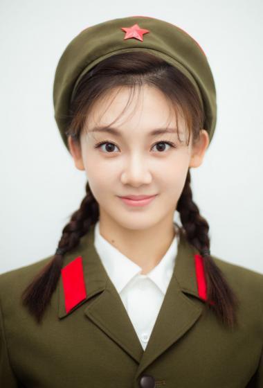 简介:苗苗文工团军装装扮唯美迷人写真图片,分享一组苗苗图片给大家