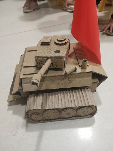 红黄蓝幼儿园"小二班"军事手工展