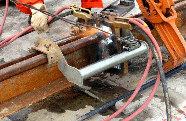 铁科院首席专家来我公司参加国内有轨电车项目首次槽型钢轨焊接专家