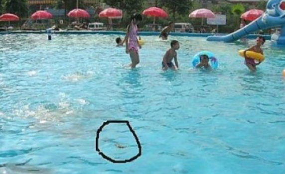 7岁男孩泳池大便被索赔1万5,家长:游泳馆也有责任,只赔2千