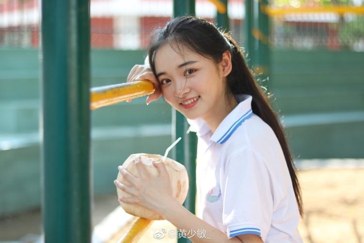 海南大学校花晒校服写真 清纯甜美
