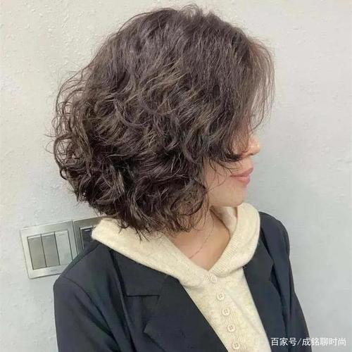 对于年过50岁的女人来说,烫头发的时候最怕的就是老气,而烫发老气的