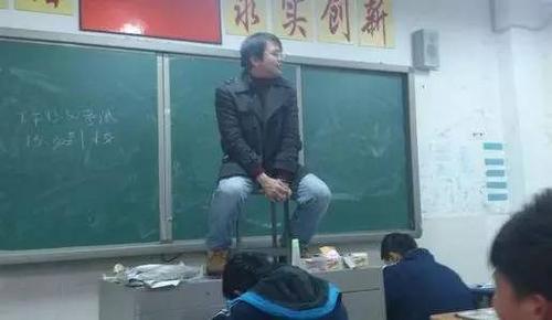 这个考生有点拽因为不满被监考老师盯着亲手题字送给老师