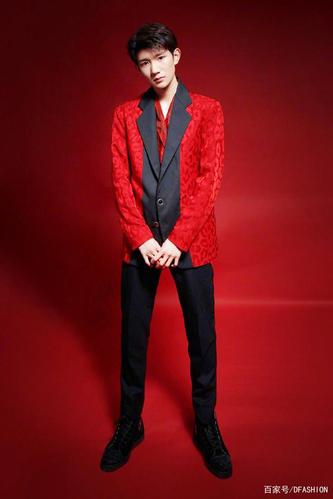 tfboys王源五次亮相春晚舞台,红色西装精致大气!