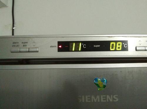 西门子冰箱有个aiarm这灯会亮正常吗,下午一直在报警把电拔了晚上插