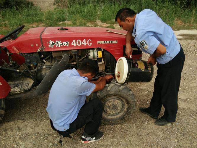 给拖拉机加机油