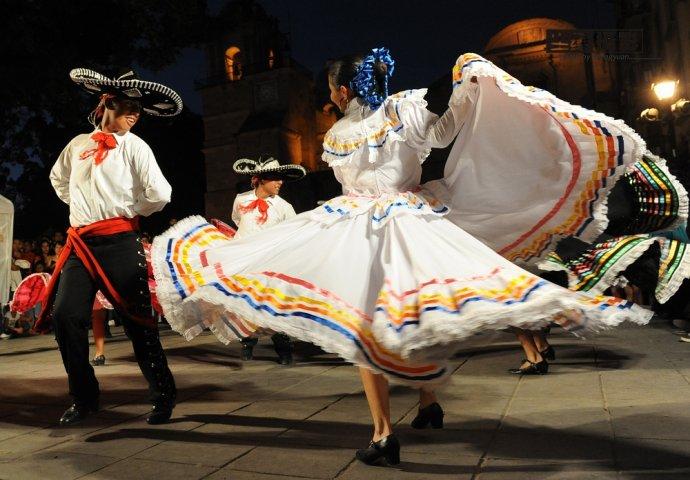 夜色下盛开的玫瑰-墨西哥瓦哈卡舞蹈