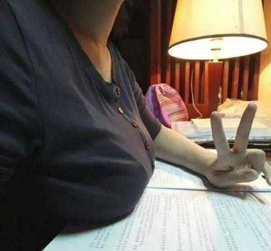 胸大的姑娘真的可以把胸放在桌子上面,然后办公做事情