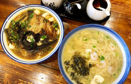 常熟家喻户晓的老面馆,蕈油面45块钱一碗,取面窗口一直排长队