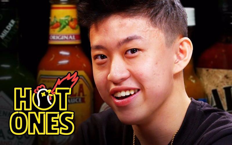 【rich brian】【中字】brian上hot ones接受辣鸡翅挑战,谈及被中国